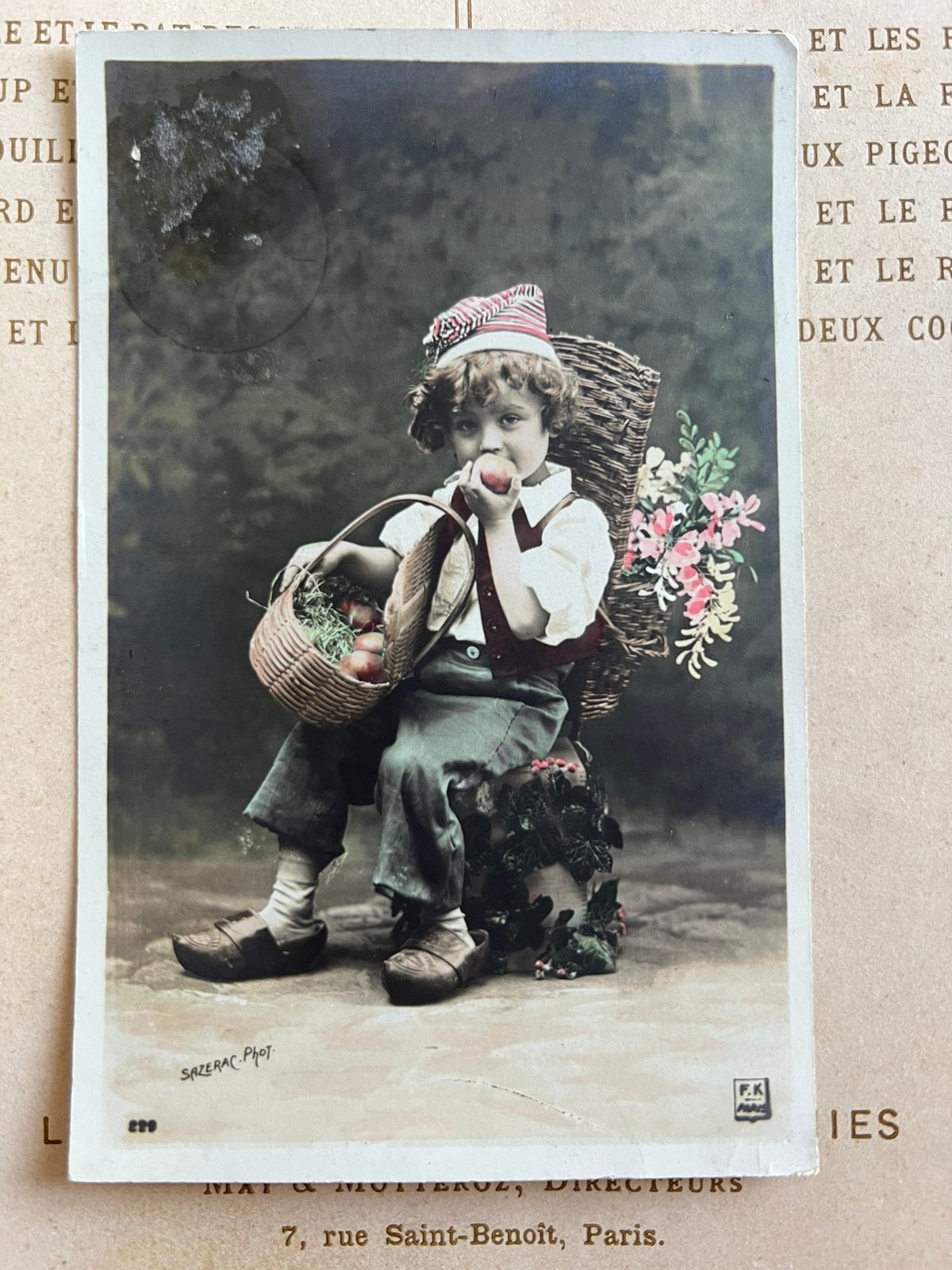 Kindje op klompen eet een appel (EL), Ophalen of Verzenden, Voor 1920, Gelopen, Kinderen