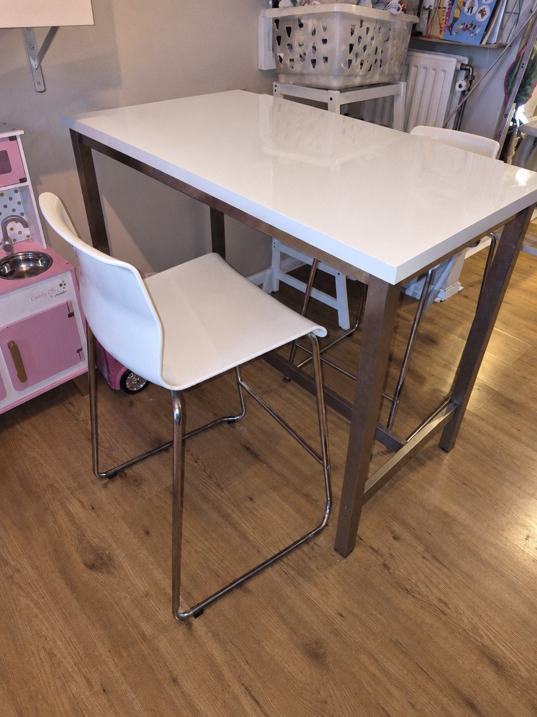Witte hoogglans bartafel met vier stoelen, Ophalen, Gebruikt