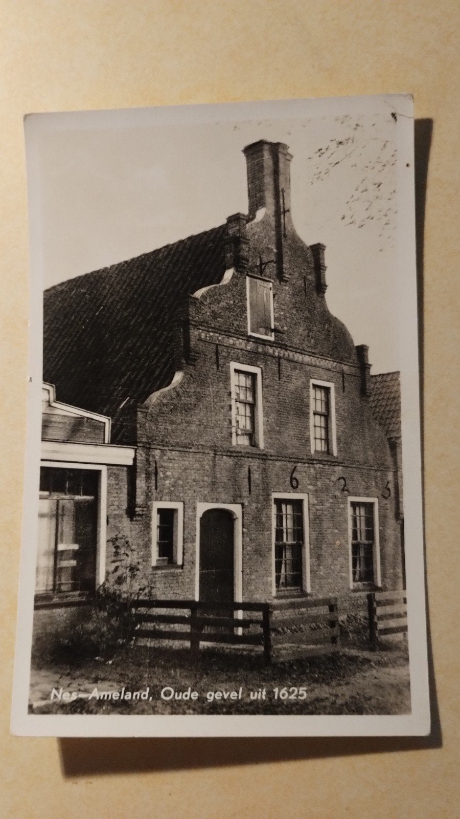 Oude gevel uit 1625 Nes Ameland - Zwart-wit ansichtkaart, Ophalen of Verzenden, 1940 tot 1960, Gelopen, Waddeneilanden