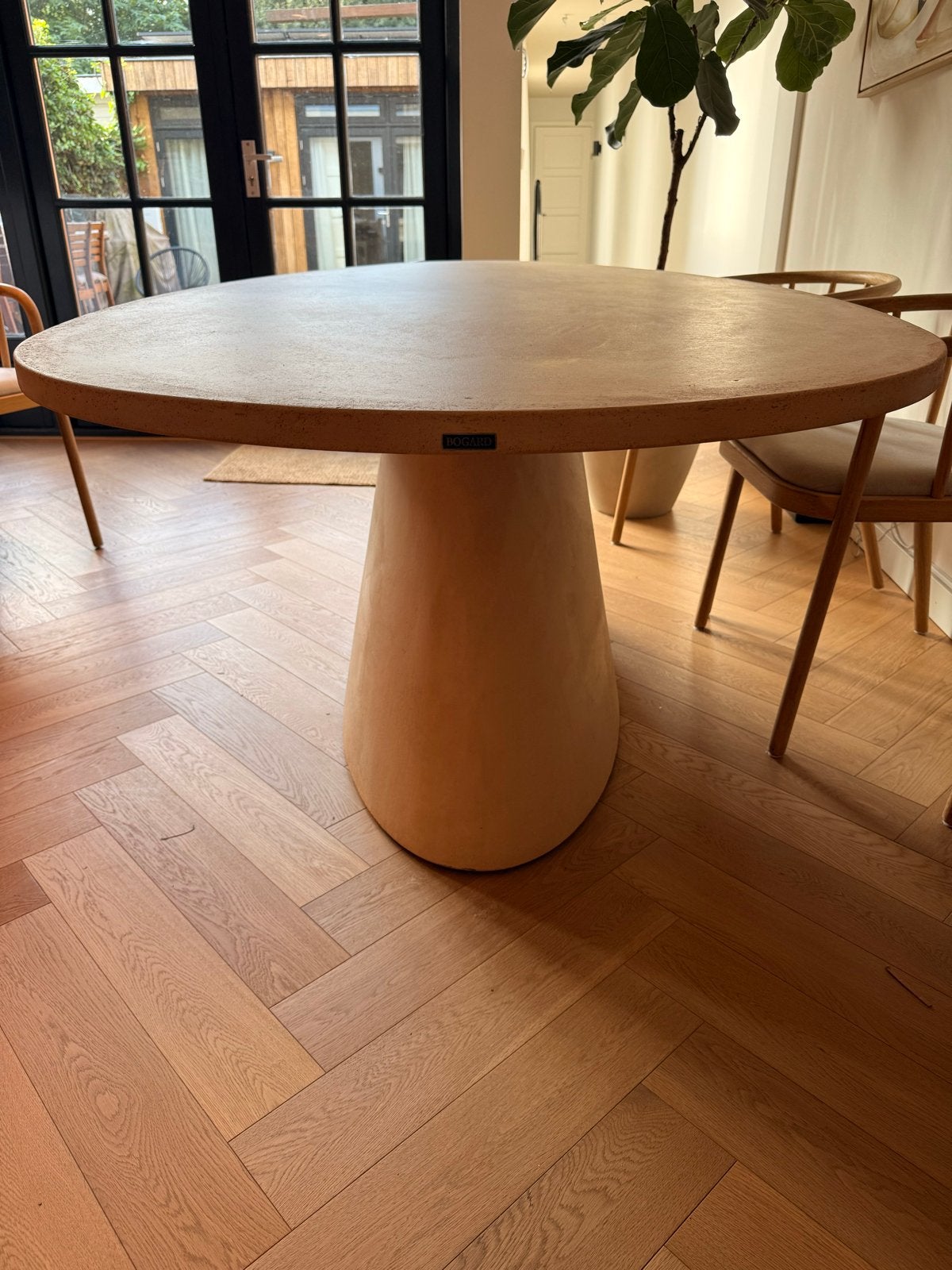 Unieke Bogard eettafel - Ei-vorm, zandkleurig betonlook, Huis en Inrichting, Tafels | Eettafels, Ophalen, Overige materialen, 100 tot 150 cm