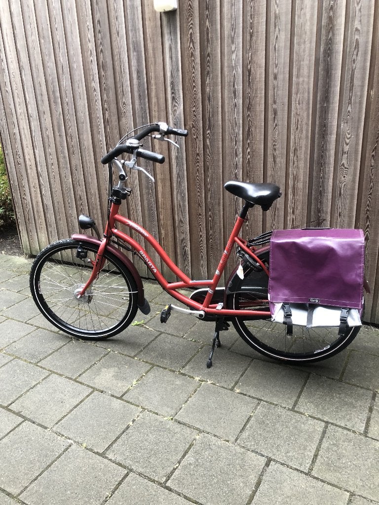 Mamma fiets met leuke tas en nieuwe banden, Fietsen en Brommers, Fietsen | Dames | Damesfietsen, Ophalen, Gebruikt, Versnellingen
