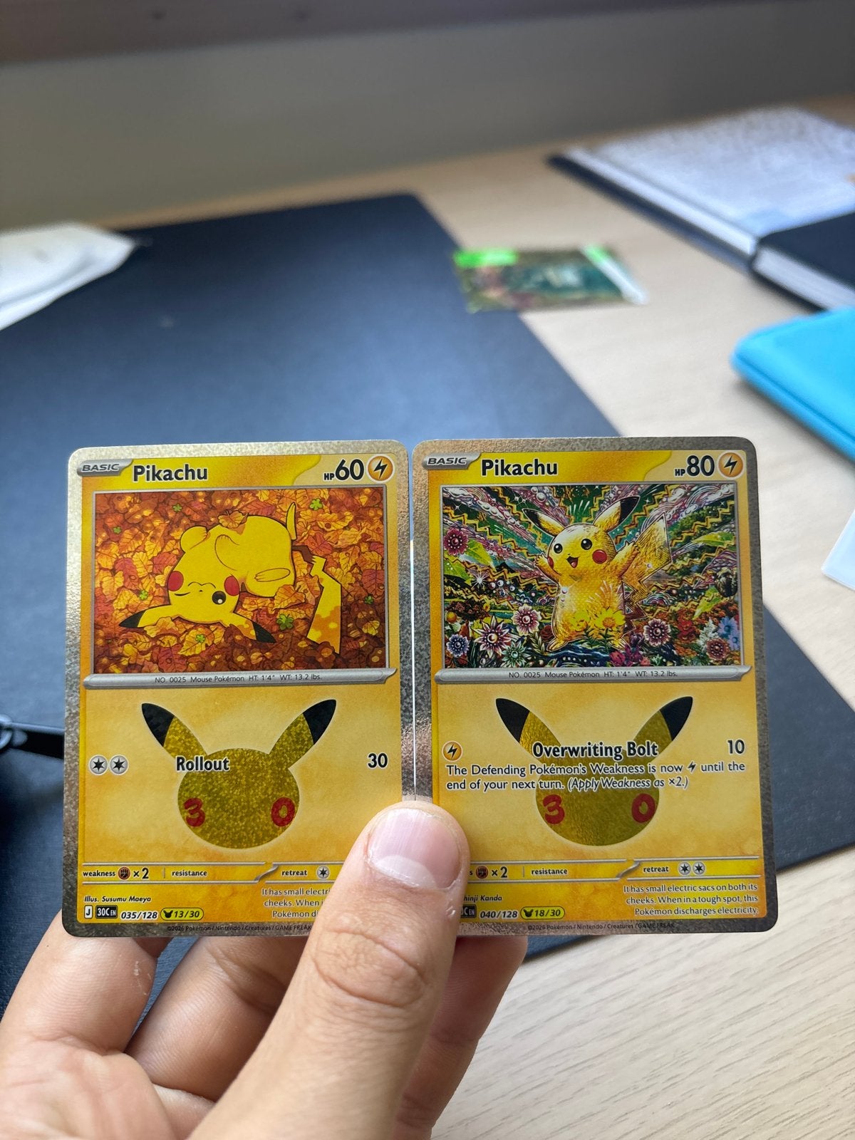 2x Gouden Pikachu Pokémon kaarten - Celebrations, Ophalen, Zo goed als nieuw, Losse kaart