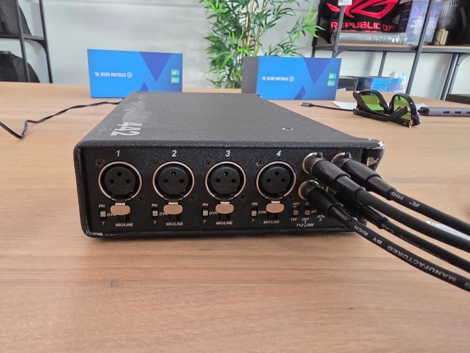 Sound Devices 442 Field Mixer met Adapter en Direct-out XLR, Ophalen of Verzenden, Gebruikt, Minder dan 5 kanalen, Microfooningang
