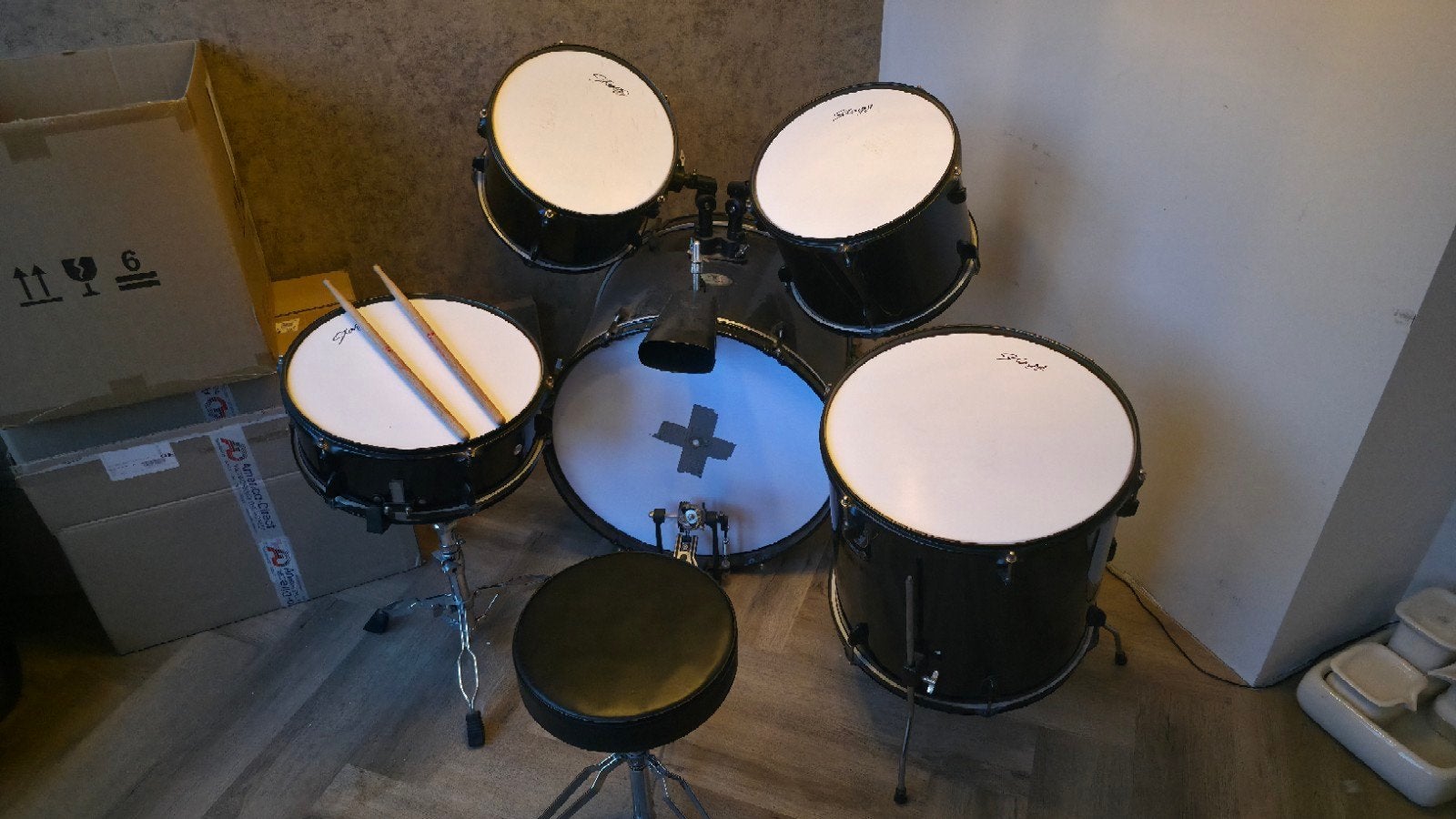 Stagg drumstel met kruk en drumstokken