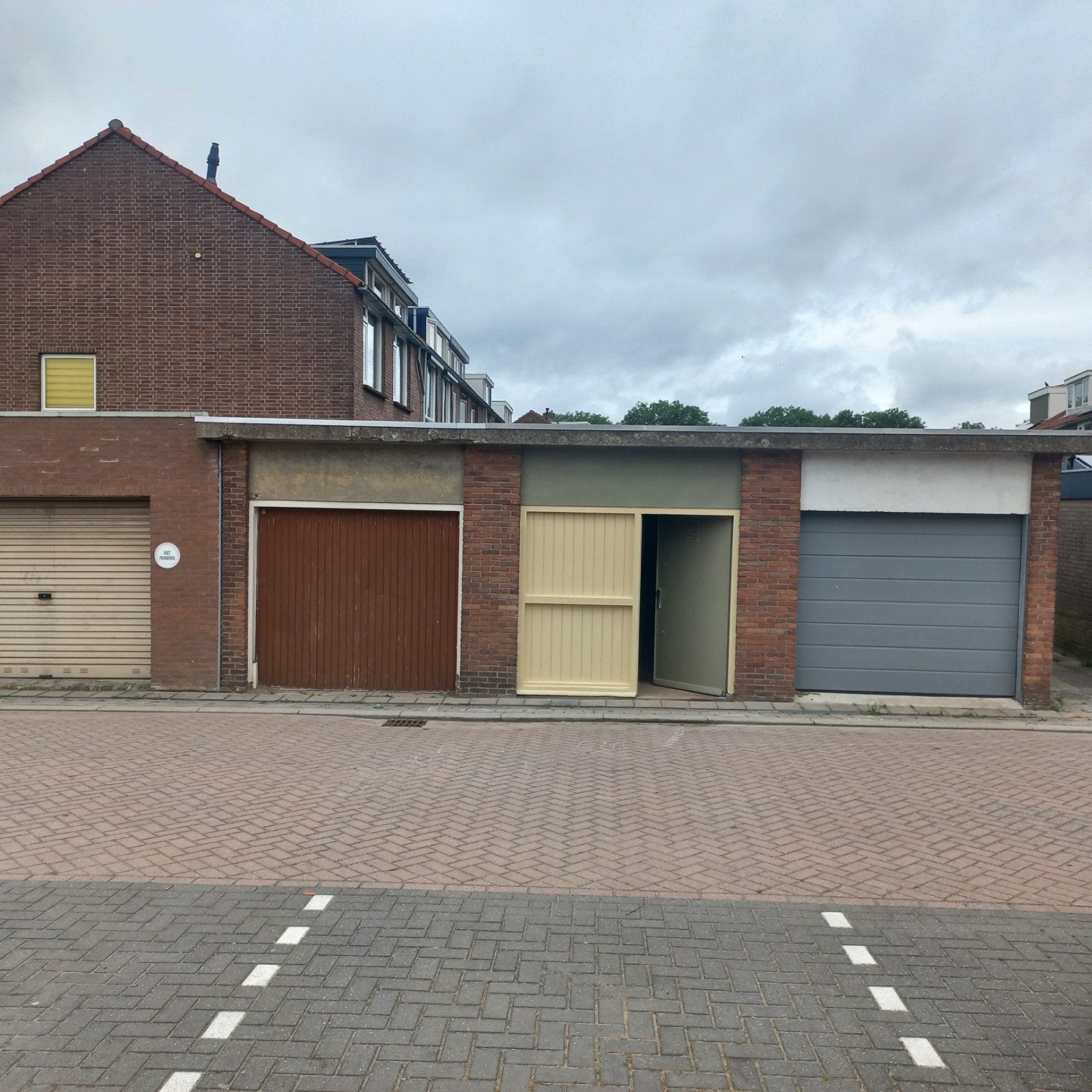 TE KOOP / TE HUUR GARAGEBOX - STALLING IN  ZWIJNDRECHT., Auto diversen, Autostallingen en Garages
