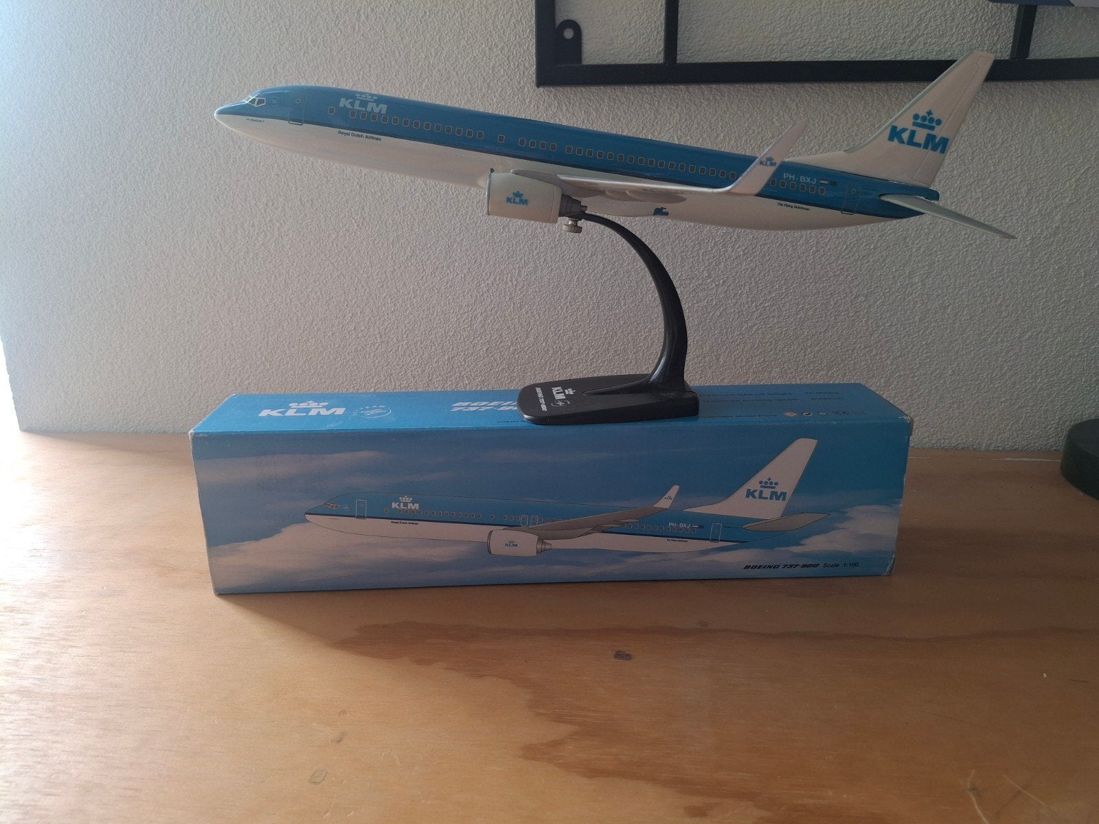 Boeing 737-900 schaalmodel 1:100 met lichte beschadiging, Overige merken, 1:72 tot 1:144, Gebruikt, Ophalen of Verzenden