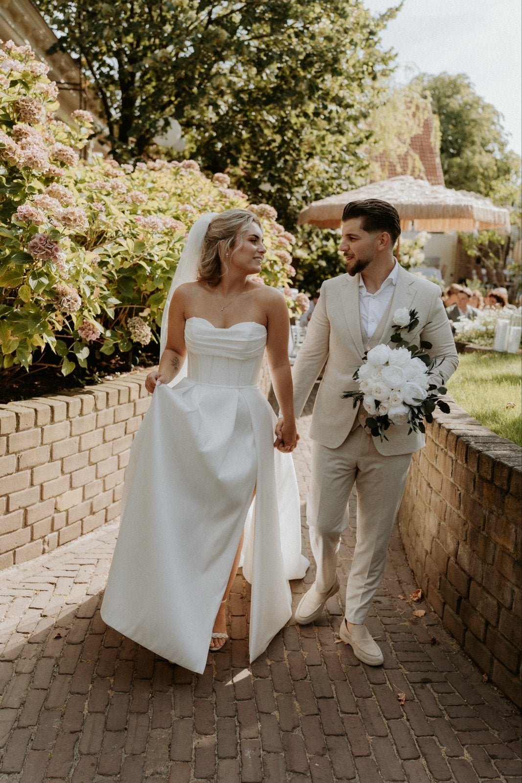 Elegante trouwjurk met split en knoopjes, Ophalen, Zo goed als nieuw, Wit, Trouwjurk