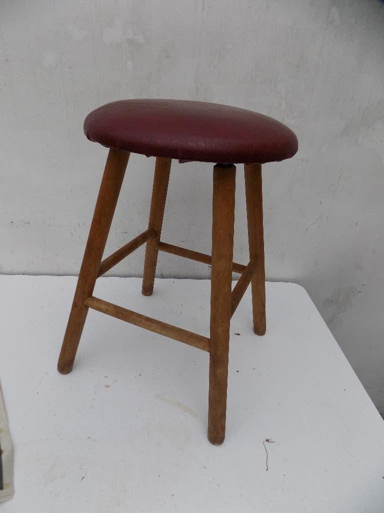 Kruk vintage hout skai jaren 50 60 rode bekleding, Ophalen of Verzenden, Gebruikt