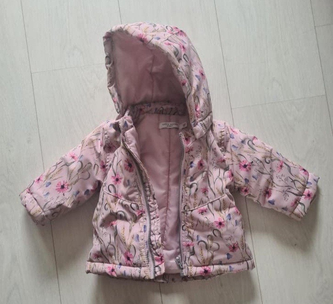 Jas maat 62 meisjes basic needs, Kinderen en Baby's, Babykleding | Maat 62, Meisje, Ophalen of Verzenden, Zo goed als nieuw, Basic Needs by Name It