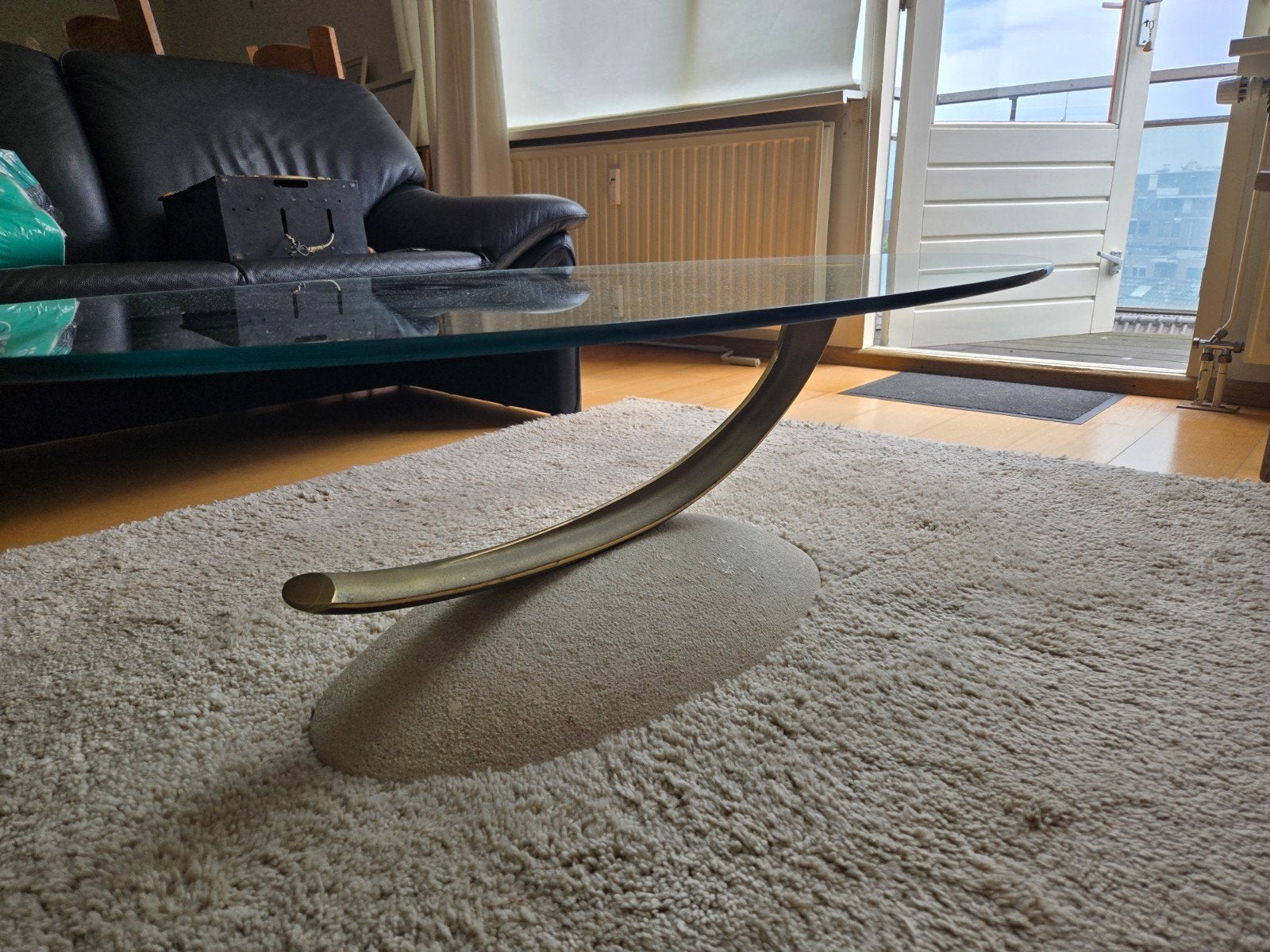 salontafel met glazen plaat,  messing poot en stenen voet, Ophalen, 100 tot 150 cm, 50 tot 100 cm, Modern