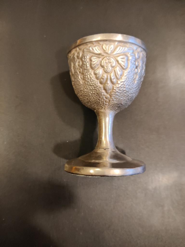 Verzilverd bekertje, met wijnranken versierselen, Antiek en Kunst, Antiek | Goud en Zilver, Ophalen of Verzenden, Zilver