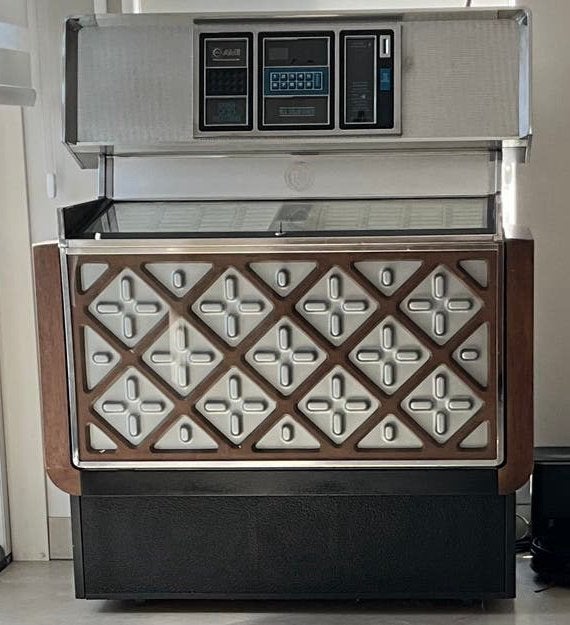 Ami R81 stereo juke box 200 selecties incl singles, Verzamelen, Automaten | Jukeboxen, Zo goed als nieuw, 1970 tot heden, Ami