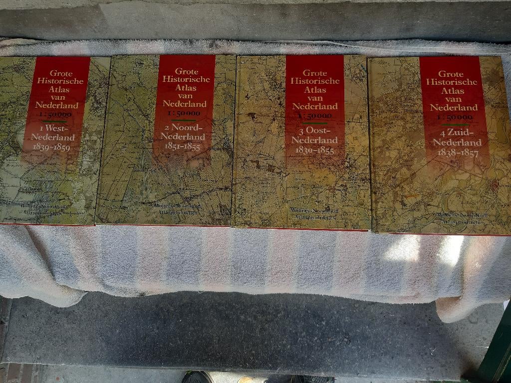 Grote Historische Atlas van Nederland. 4 DELEN Compleet, Boeken, Atlassen en Landkaarten, Ophalen, Overige atlassen, Zo goed als nieuw