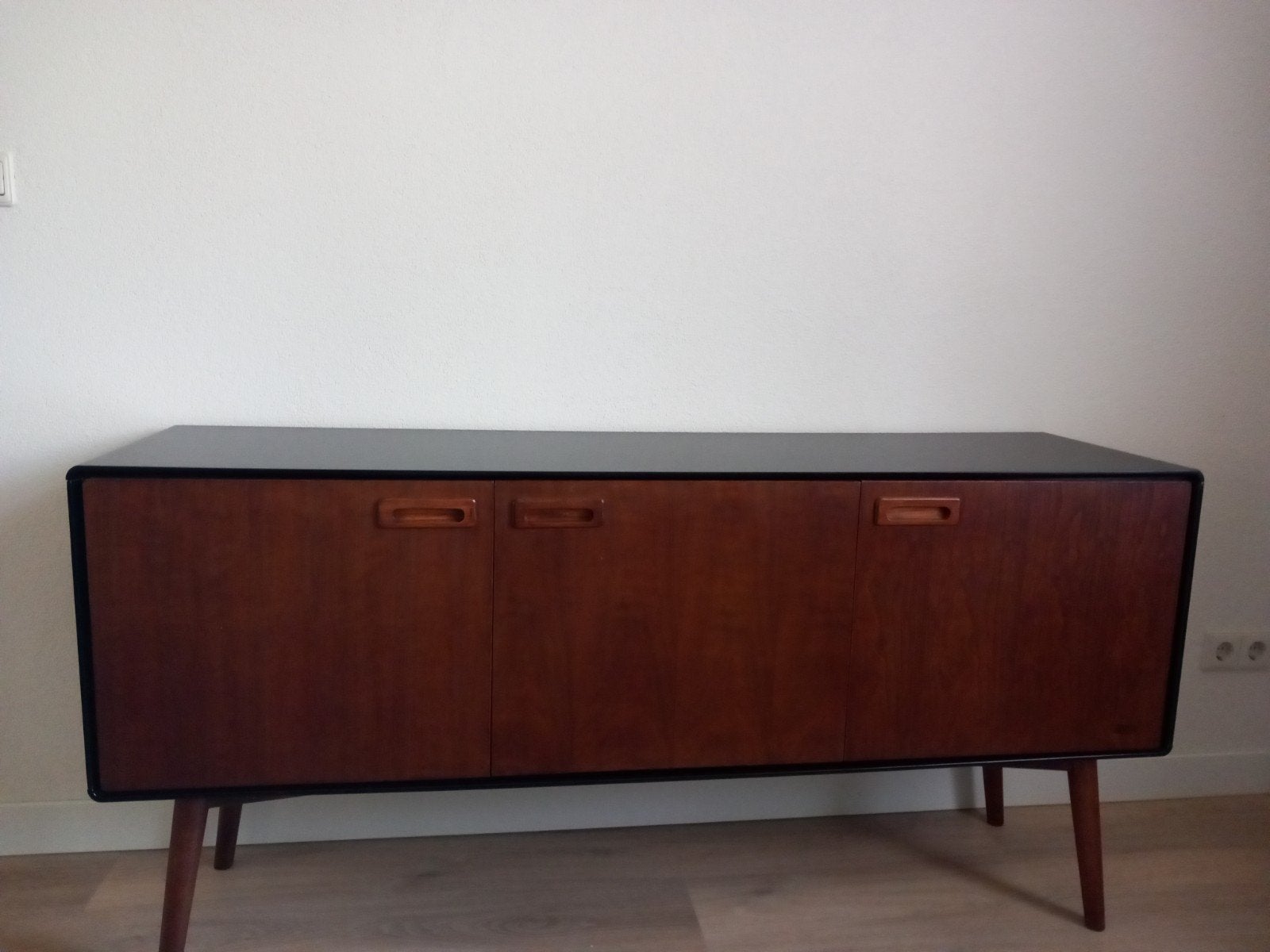 TE KOOP DUTCHBONE DRESSOIR WALNOOT, Met deur(en), 150 tot 200 cm, Zo goed als nieuw, Vintage, Jaren '60, Mid-century modern