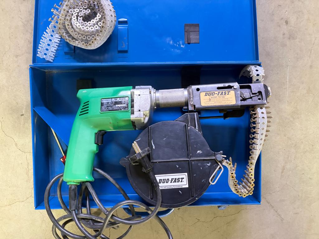 Hitachi schroefmachine met magazijn en schroeven, Ophalen, Gebruikt, Variabele snelheid, Boor- en Schroefmachine