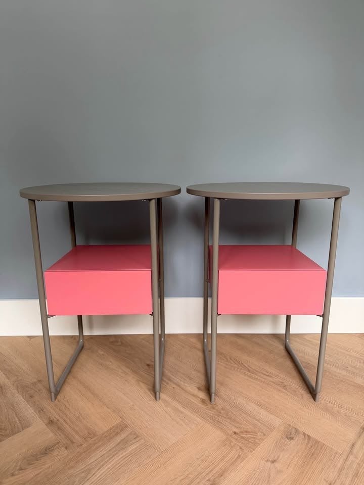 2 IKEA nachtkastjes te koop!, Huis en Inrichting, Slaapkamer | Nachtkastjes, Ophalen, Overige materialen, 55 tot 70 cm, Zo goed als nieuw