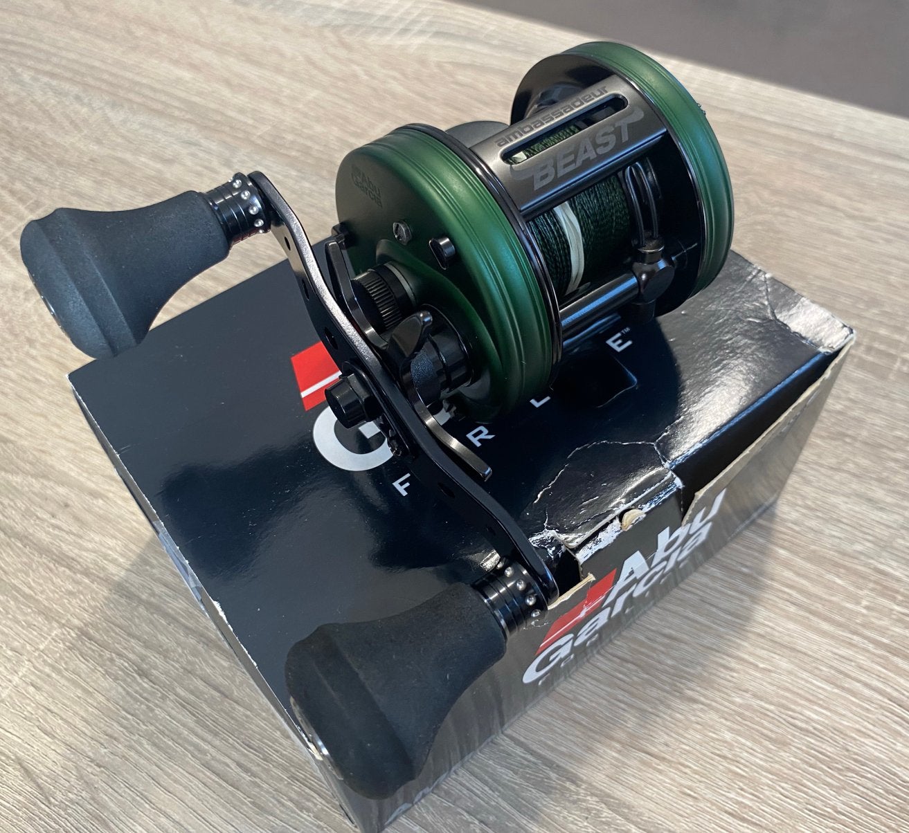 Abu Garcia Ambassadeur 5600 HD Beast rechtsdraaiend (nieuw), Watersport en Boten, Hengelsport | Roofvissen, Ophalen of Verzenden
