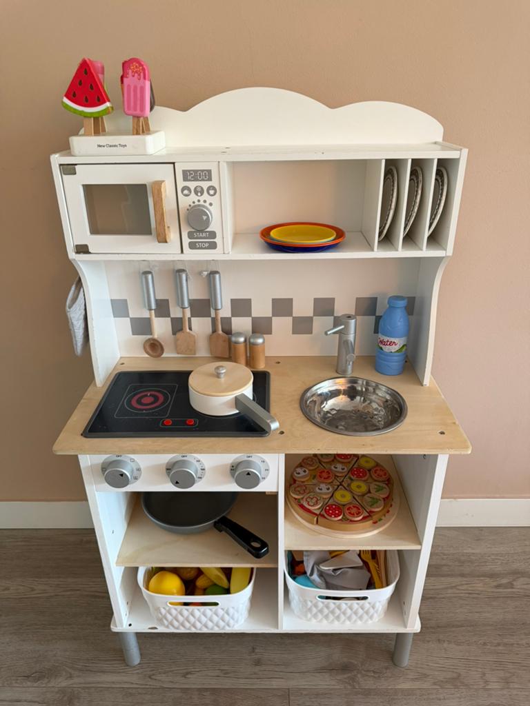 Houten speelkeuken New Classic Toys – inclusief accessoires, Ophalen of Verzenden, Gebruikt