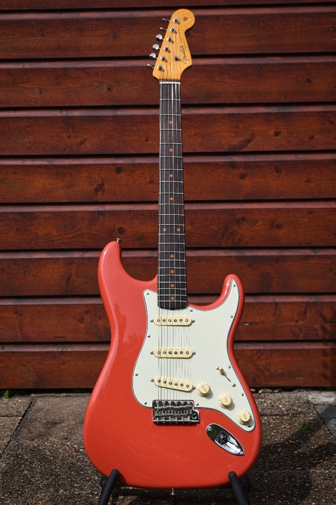 Fender Vintage II 1961 Stratocaster Fiesta Red, Muziek en Instrumenten, Snaarinstrumenten | Gitaren | Elektrisch, Ophalen, Zo goed als nieuw