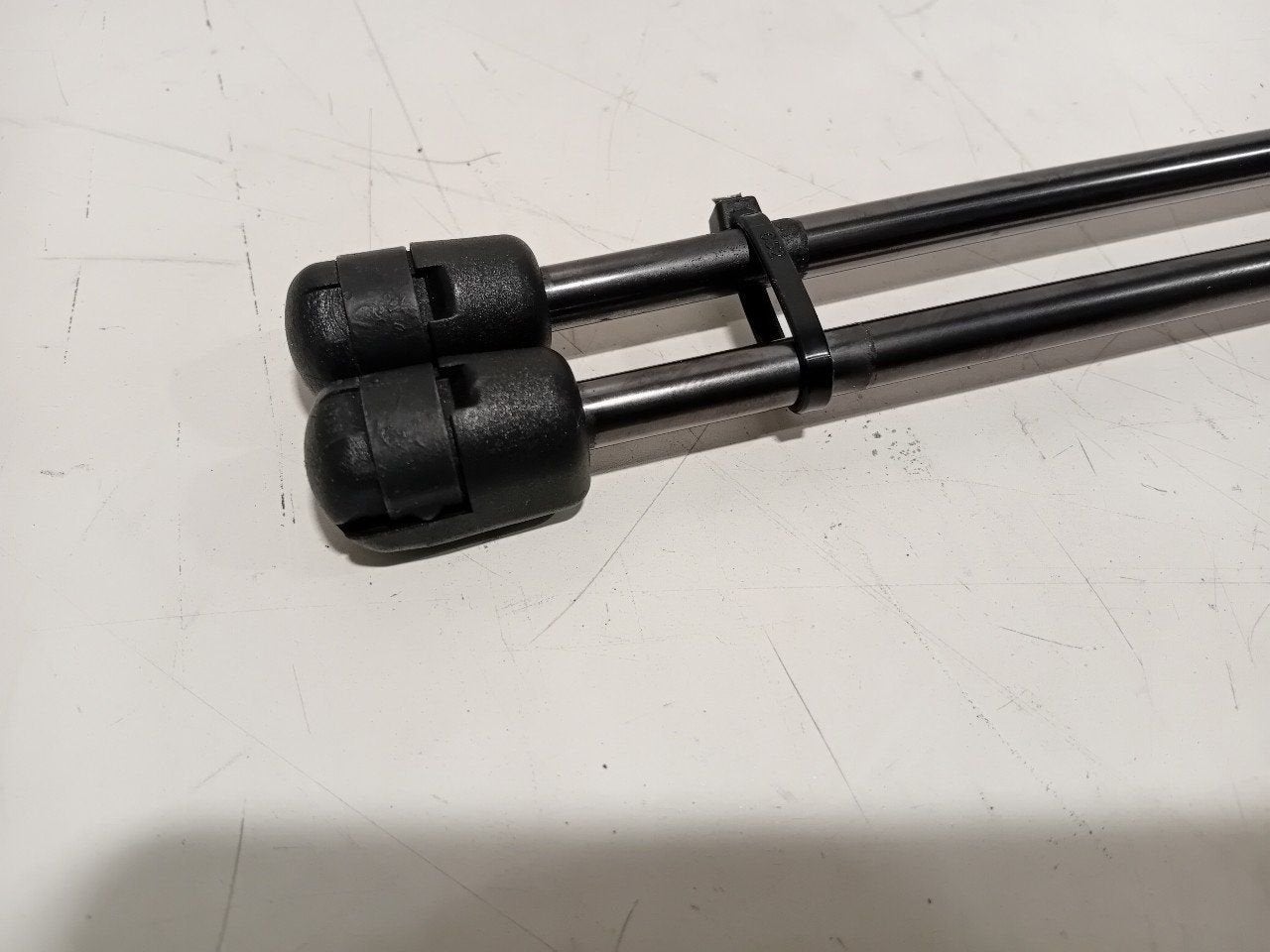 Gasdrukveerset achter Skoda Rapid, Onderdelen@venauto.nl, Van der Ven Autorecycling B.V., Gebruikt, Ettenseweg 76, 4706 PB Roosendaal, The Netherlands