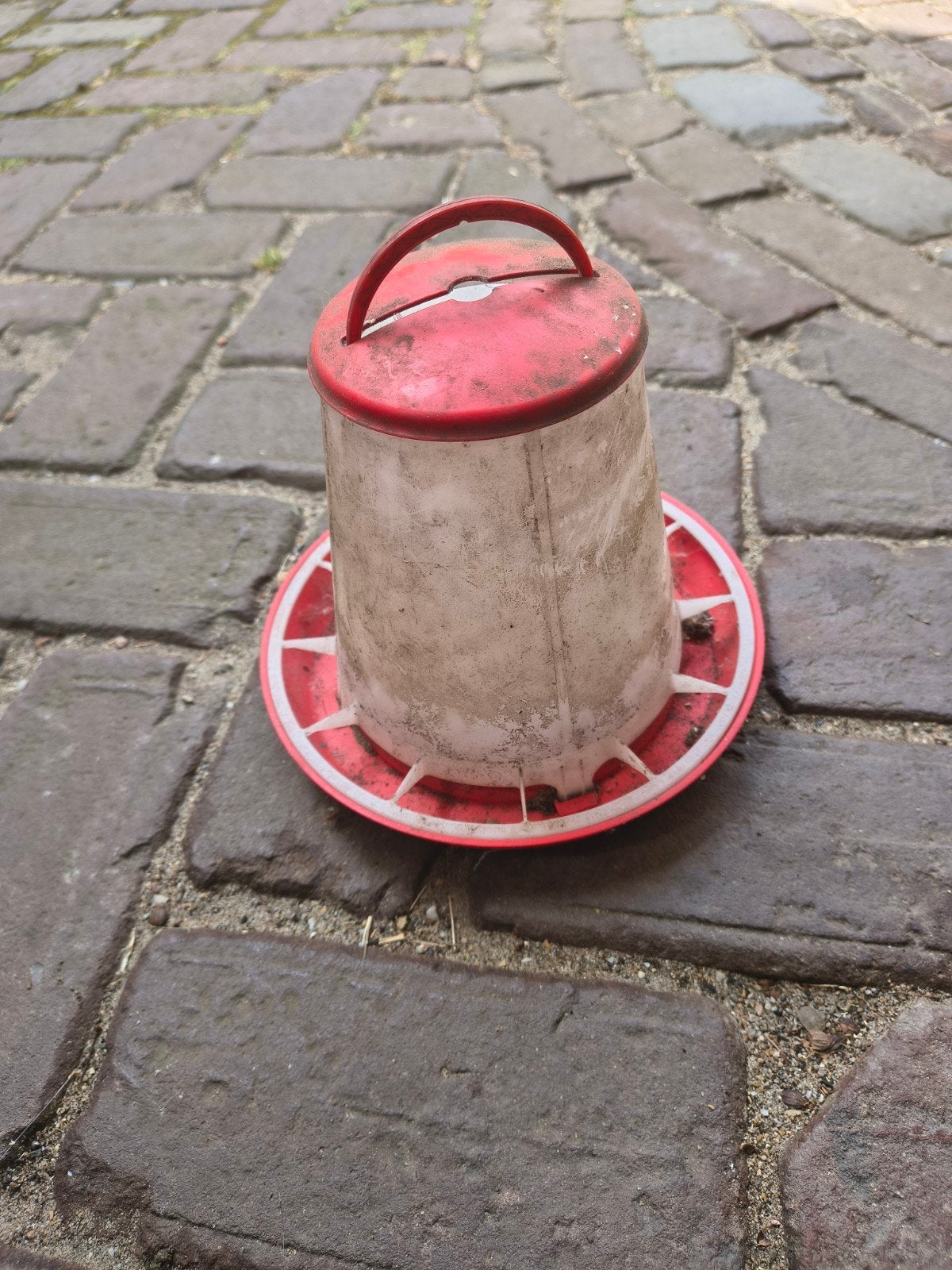 Voederbakje voor kippen / vogels - gratis, Dieren en Toebehoren, Ophalen, Gebruikt, Drinken en Voederen