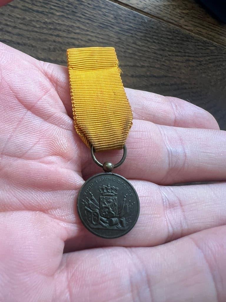 Nederlands medaille trouwe dienst miniatuur onderscheiding, Verzamelen, Verzenden, Nederland, Embleem of Badge