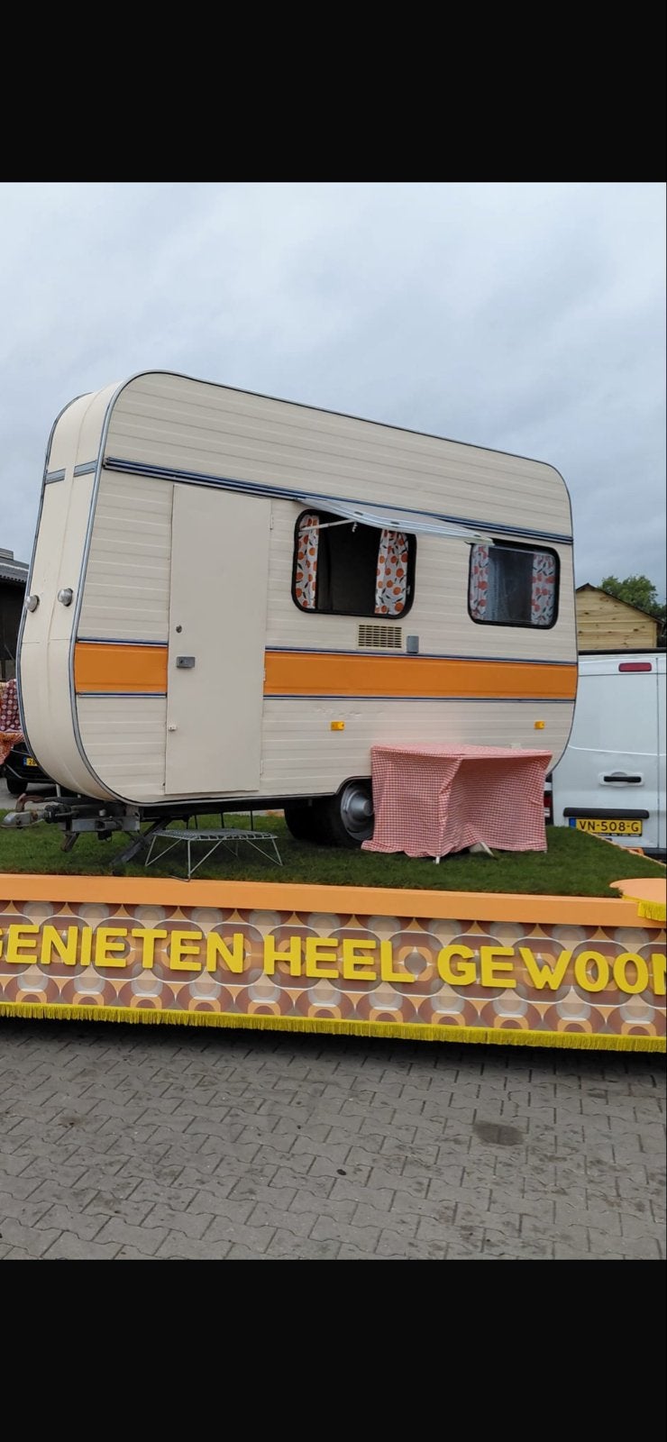 Foto 2 van Halve vintage caravan - Uniek en sfeervol