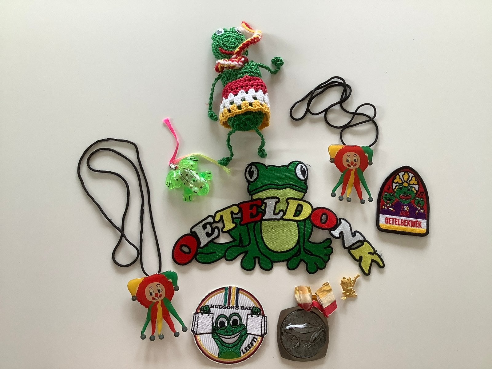 Oeteldonkse emblemen, speltje en hangertjes Carnaval, Gebruikt, Overige thema's, Textiel, Meerkleurig