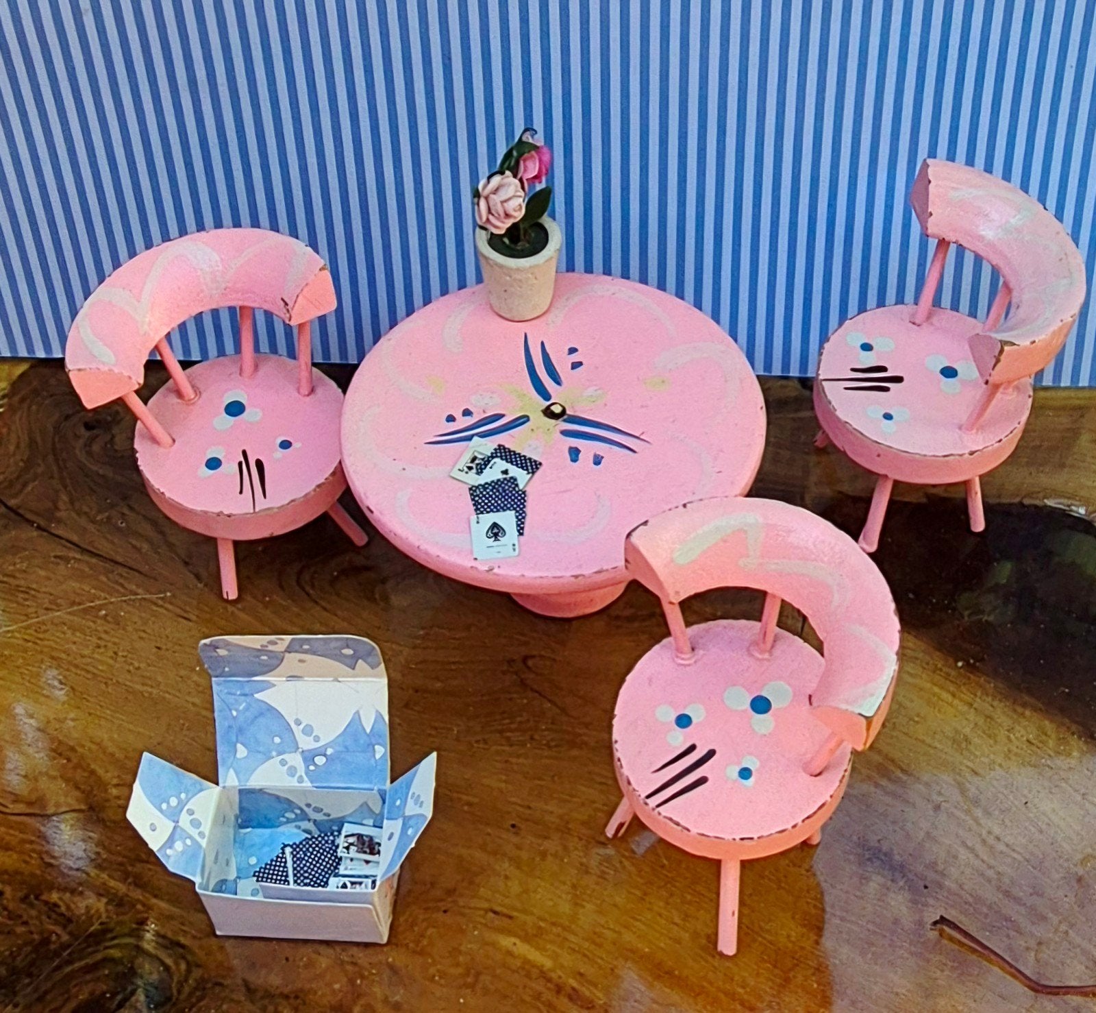 Roze hout poppenhuis stoeltjes +tafel 1:12 vintage antiek, Ophalen of Verzenden, Gebruikt, Gebruiksvoorwerp