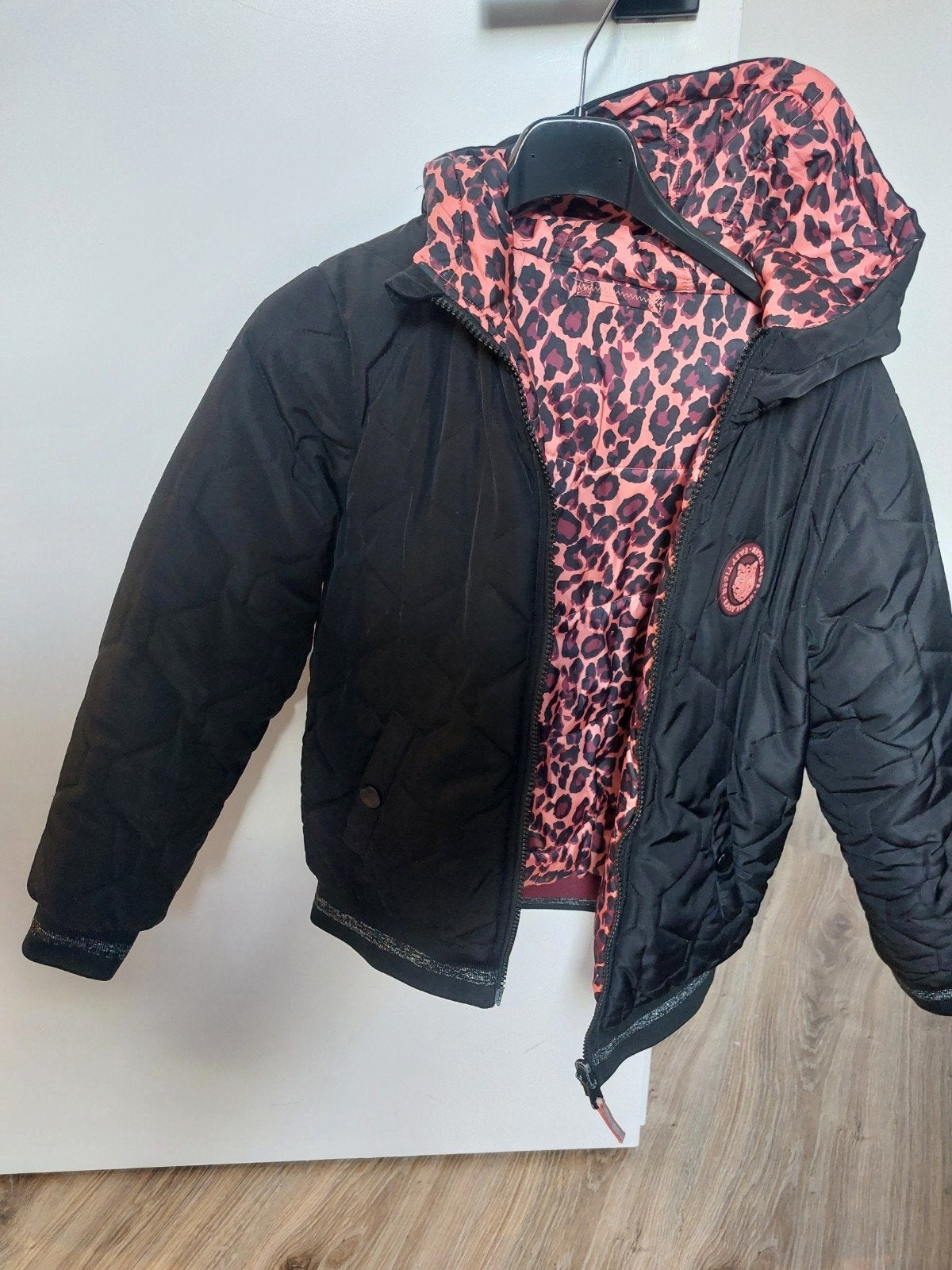 Winterjas zwart/rood luipaard, reversable 134/140, Ophalen of Verzenden, Zo goed als nieuw, Meisje, Jas