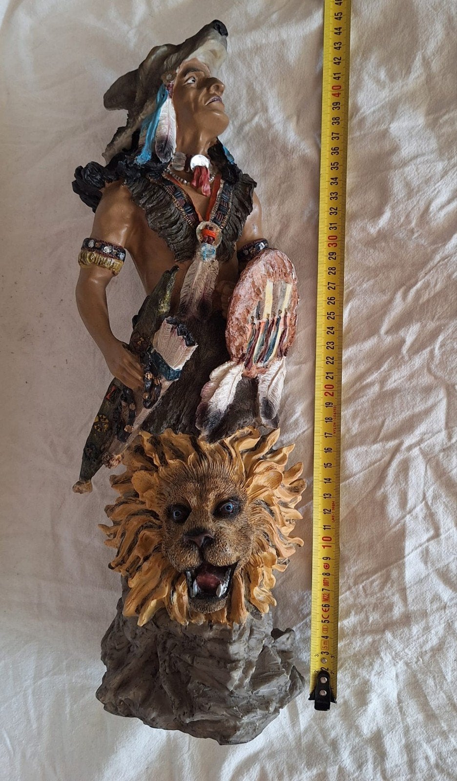 Groot Indianenbeeld met Wolf en Leeuw - Decoratief Figuur, Ophalen of Verzenden, Gebruikt, Mens