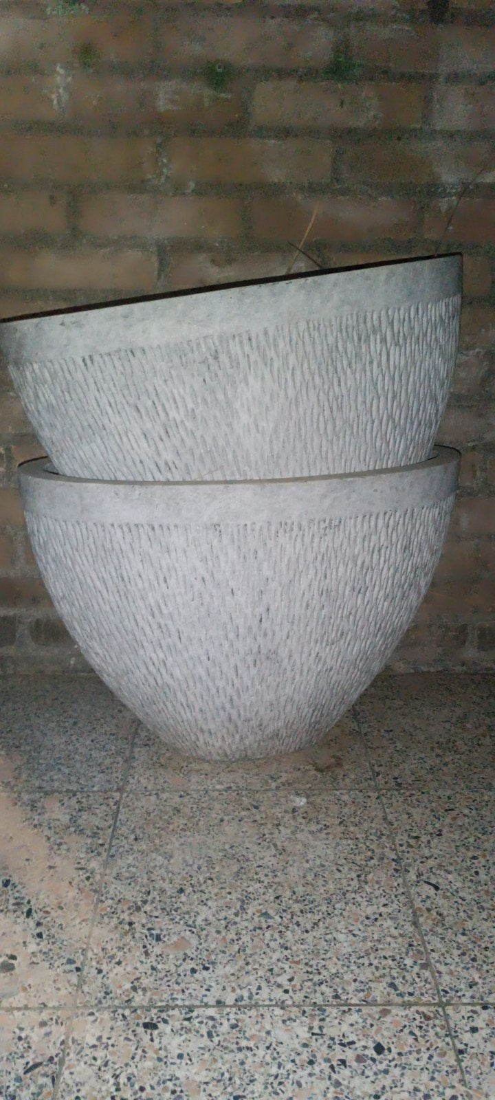 Twee grote, grijze plantenbakken van beton, Ophalen, Gebruikt, Beton