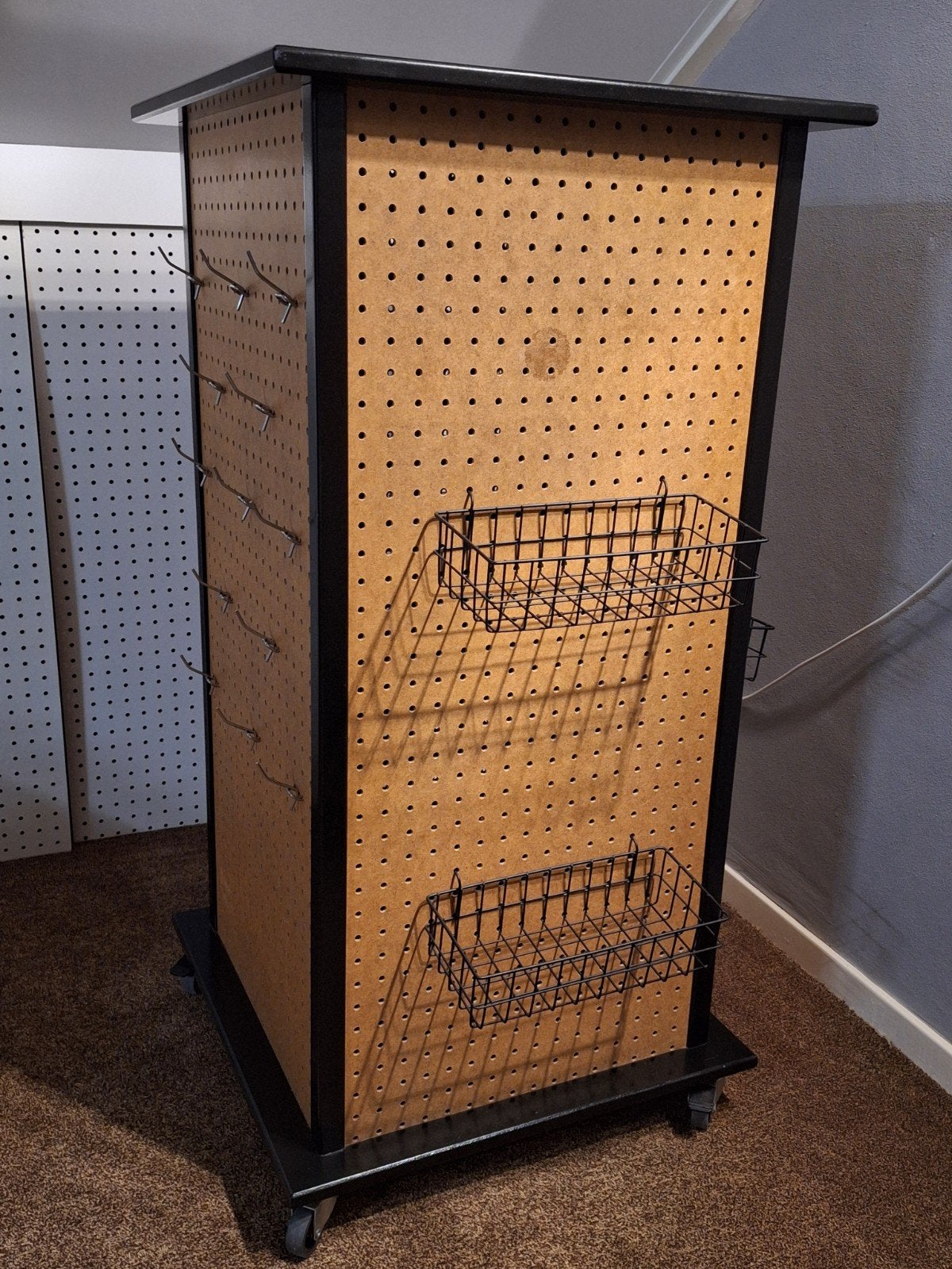 Draaibaar displayrek / presentatiezuil met pegboard, Ophalen, 100 tot 150 cm, 50 tot 100 cm, Zo goed als nieuw