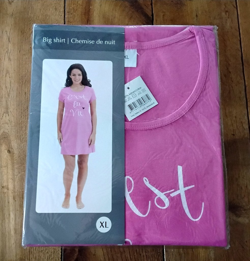 Nachthemd - bigshirt - roze - tekst: c'est la vie - nieuw, Ophalen of Verzenden, Nieuw, Maat 46/48 (XL) of groter