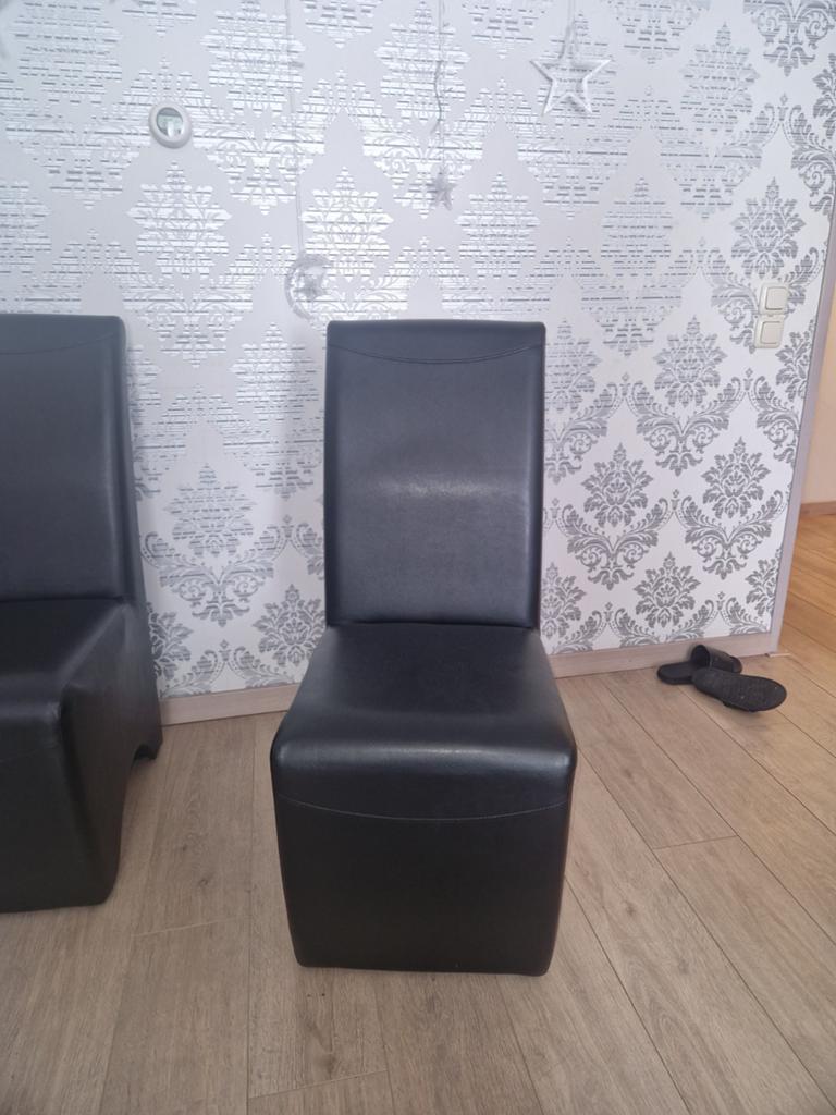 Zwarte leren stoelen - Zo goed als nieuw, Huis en Inrichting, Stoelen, Zwart, Leer, Ophalen of Verzenden, Zo goed als nieuw
