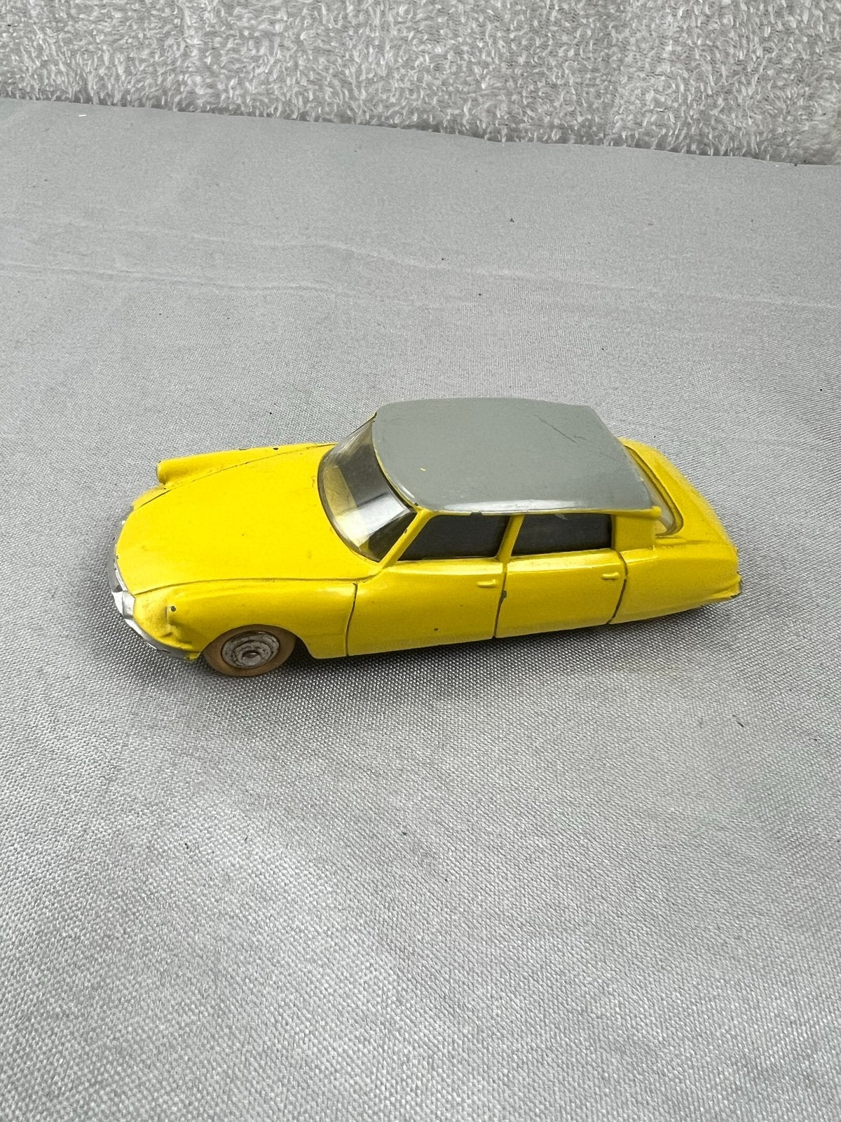 Dinky Toys Citroën DS 19 - Geel met grijs dak, Ophalen of Verzenden, Gebruikt, Auto