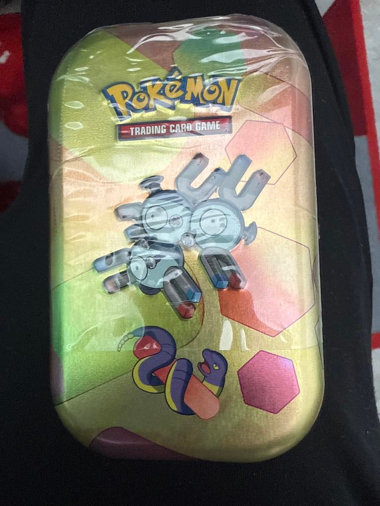 Pokémon TCG Tin Box met Magnemite en Seviper, Ophalen of Verzenden, Nieuw, Overige typen
