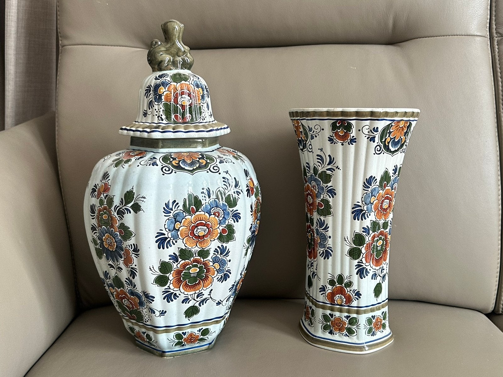 Twee prachtige Delft Polychroom vazen, Antiek en Kunst, Antiek | Vazen, Ophalen