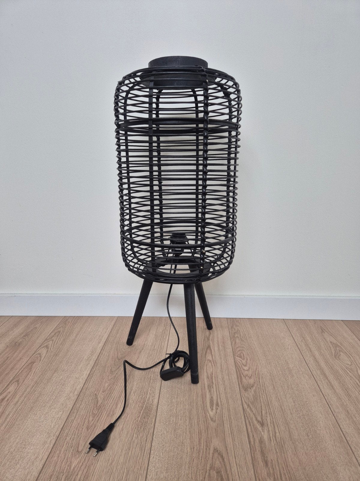 Zwarte rotan vloerlamp op driepoot, Huis en Inrichting, Lampen | Vloerlampen, Ophalen, Gebruikt, Modern, Bohemian, Natuurlijk materiaal