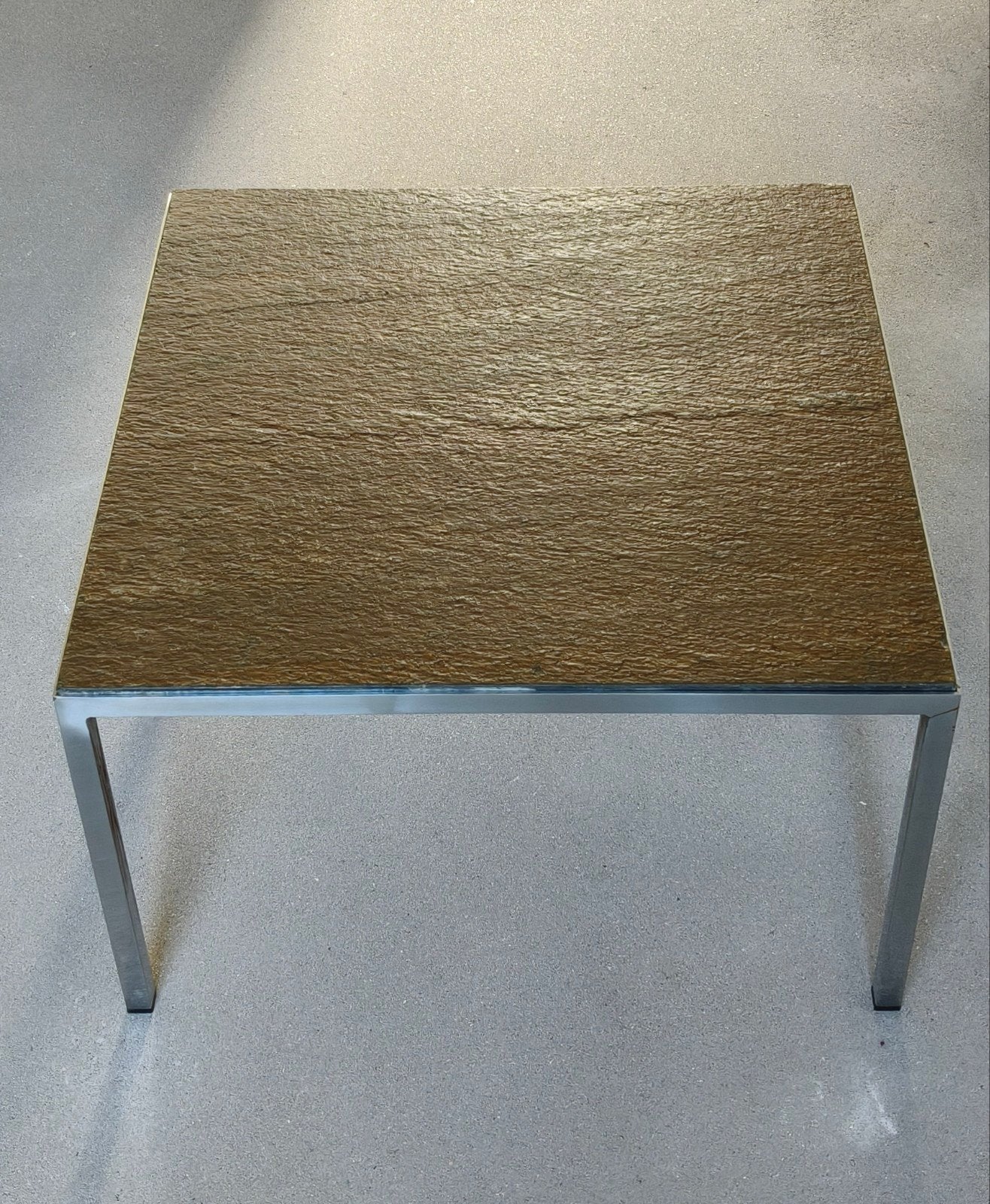 Brutalistische metalen salontafel met stenen blad, jaren 60, Huis en Inrichting, Tafels | Salontafels, Ophalen, Gebruikt, 50 tot 100 cm