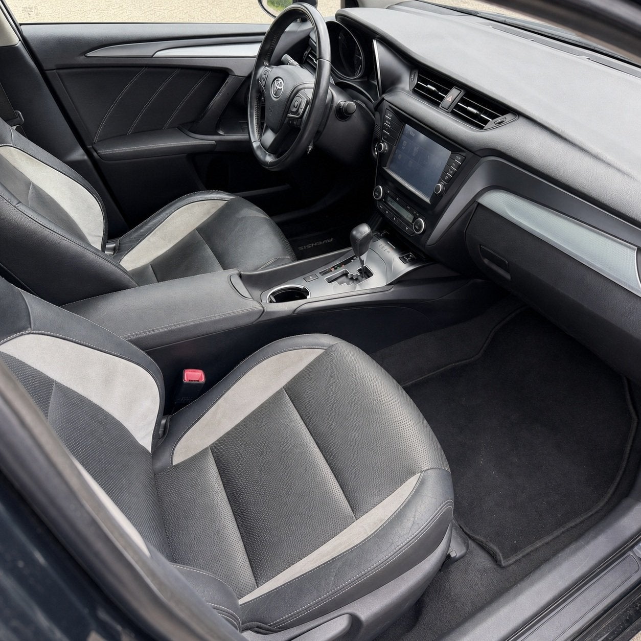 Toyota Avensis Touring Sports 1.8 VVT-i Dynamic Leer/Navi/Pa, 4 cilinders, Zwart, Leder, 1600 kg