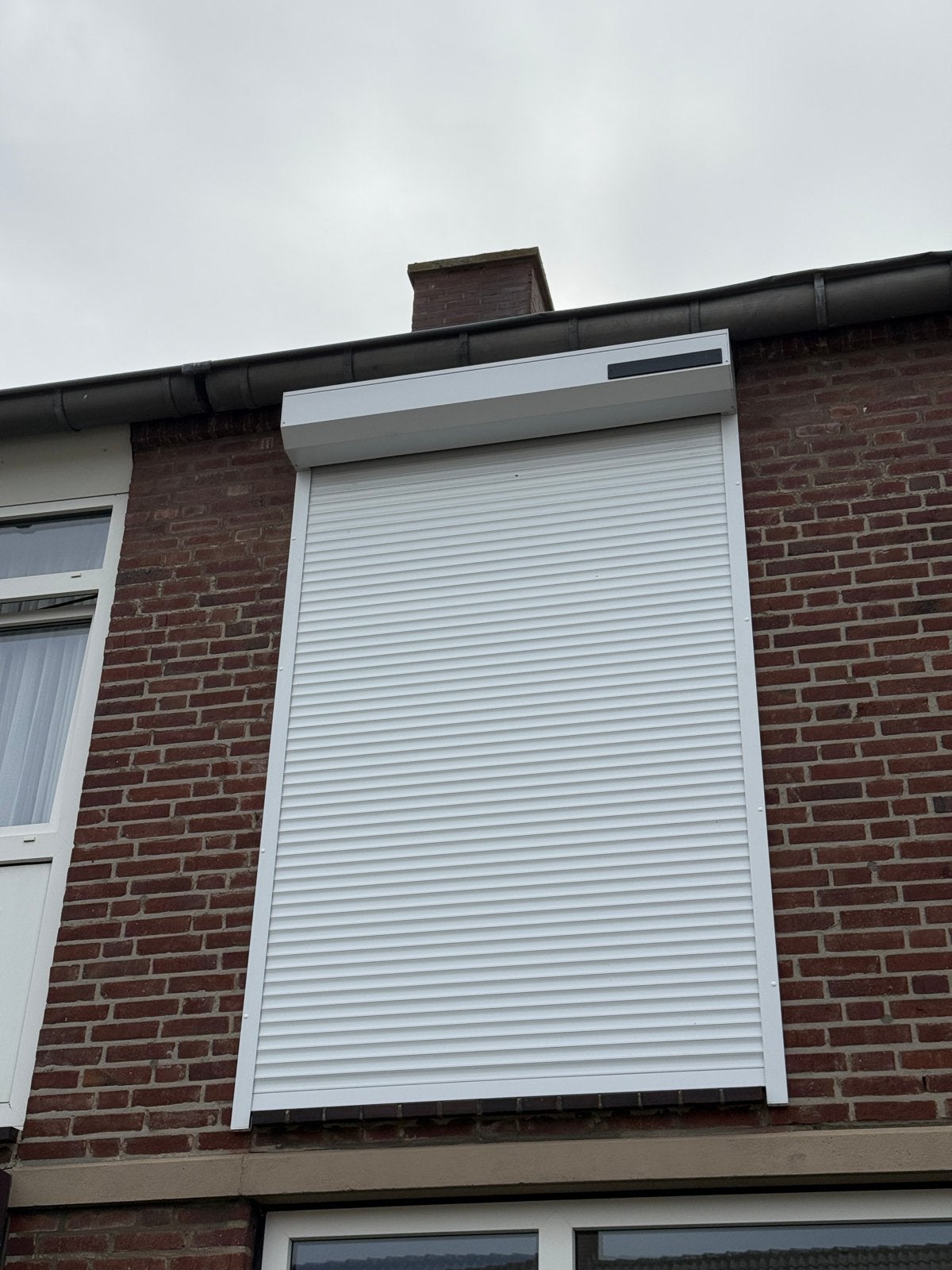 Somfy rolluik met IO motor en zonnepaneel, 231x138cm, Doe-het-zelf en Verbouw, Rolluiken, Ophalen, Gebruikt, 100 tot 150 cm, 200 cm of meer