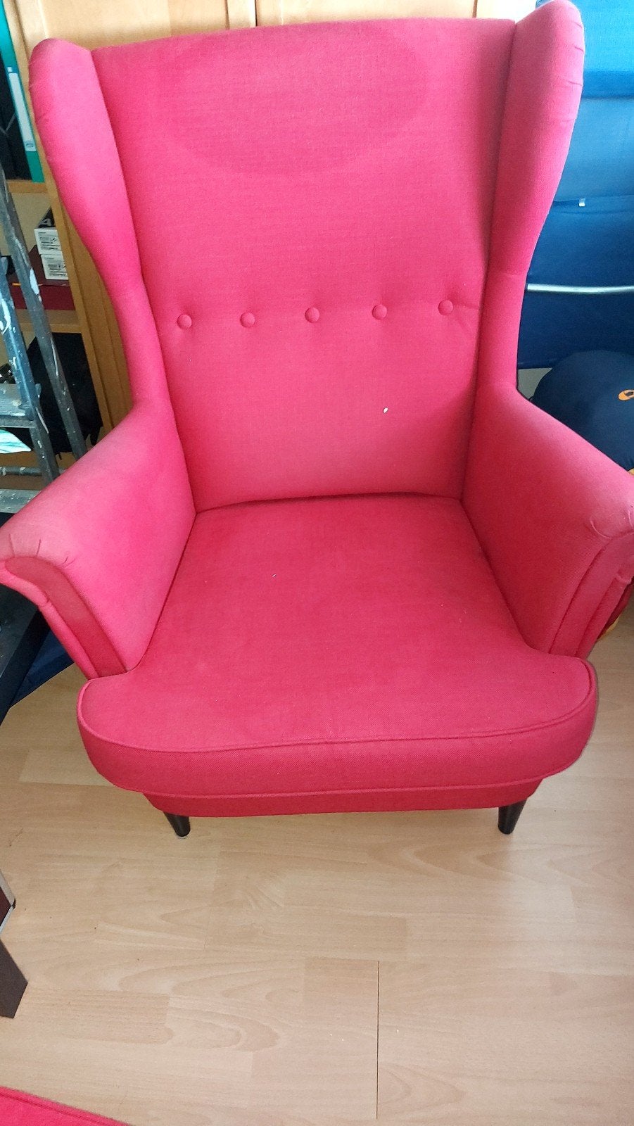 Comfortabele rode fauteuil van Ikea STRANDMON, Huis en Inrichting, Ophalen, Klassiek, Comfortabel, 75 tot 100 cm, Zo goed als nieuw