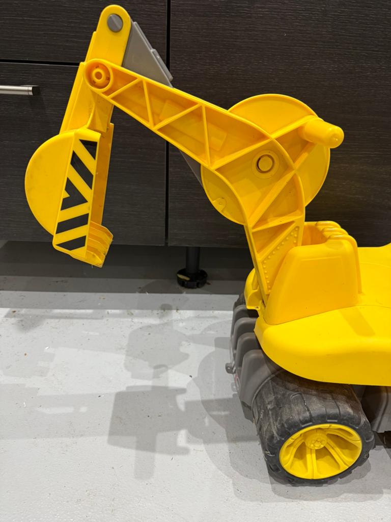 Gele kinder graafmachine loopauto, Ophalen, Gebruikt