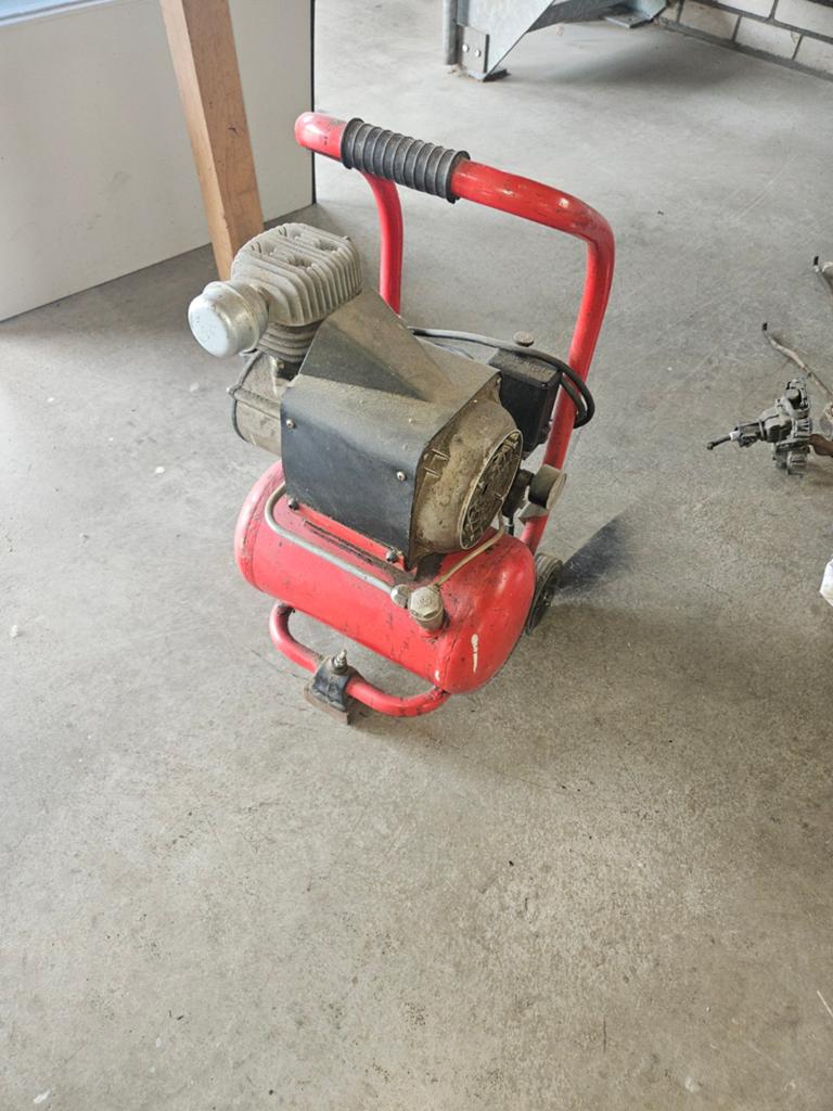 Mobiele compressor - Gebruikt, Doe-het-zelf en Verbouw, Compressors, Ophalen, Gebruikt, Minder dan 200 liter/min, Minder dan 6 bar