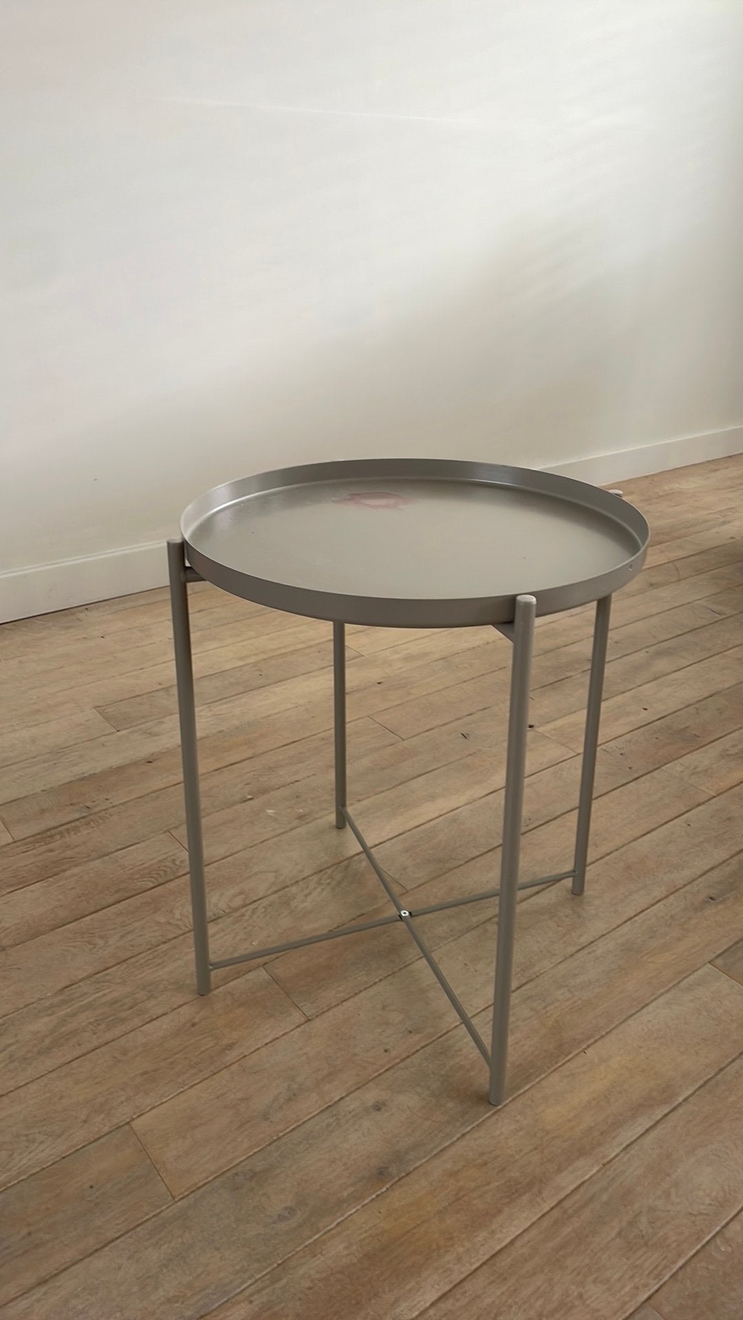 GRATIS! Bijzettafeltje taupe met los dienblad, let op! Vlek, Huis en Inrichting, Minder dan 55 cm, Rond, Zo goed als nieuw, Ophalen