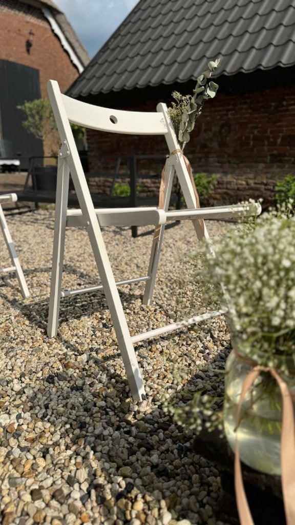 TE HUUR witte houten klapstoelen / ceremoniestoelen, Ophalen, Zo goed als nieuw, Geboorte of Huwelijk