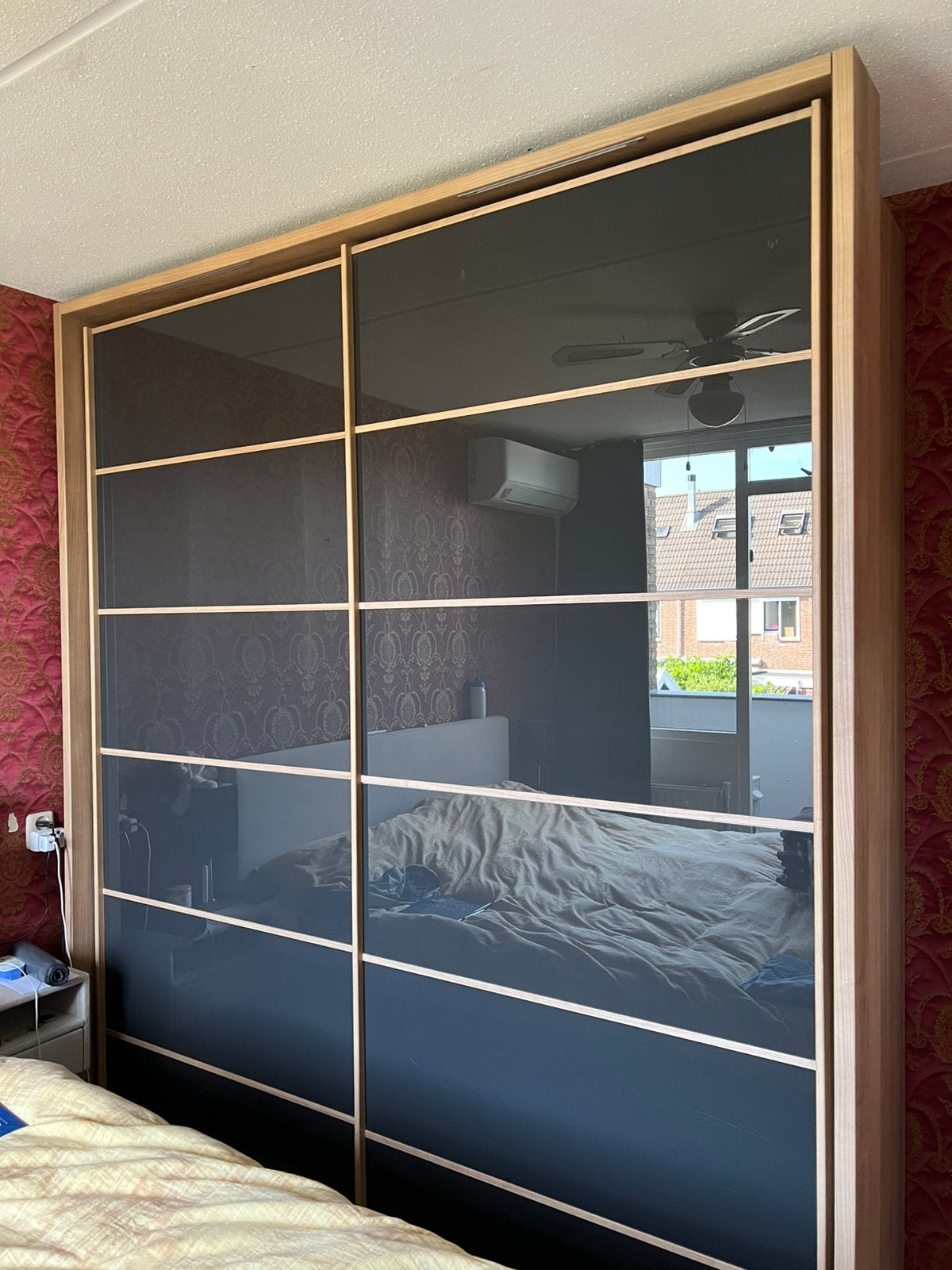Grote kledingkast met schuifdeuren en spiegelglas, Ophalen, Gebruikt, 200 cm of meer, Met plank(en)