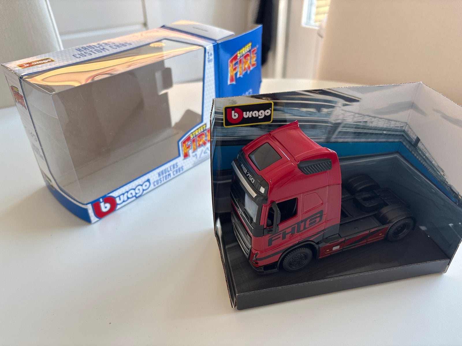 Bburago Volvo FH16 750 vrachtwagen schaal 1/43, Ophalen of Verzenden, Zo goed als nieuw, Auto, Overige merken