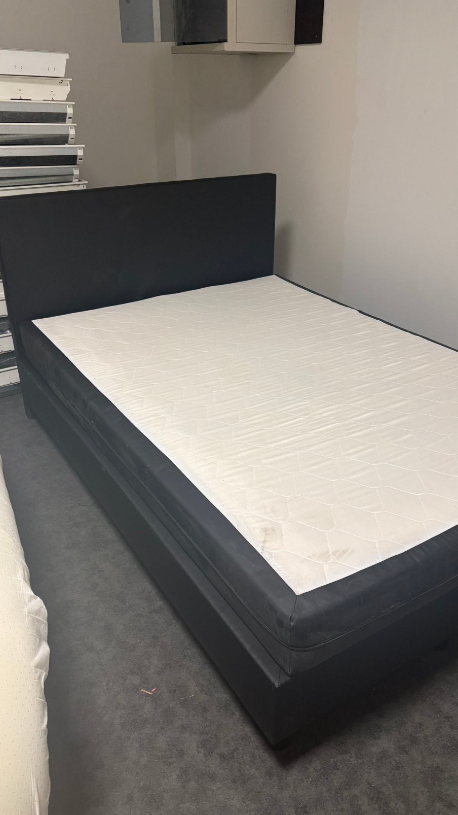 Leren bed 140x200 zwart met hoofdbord en topper MOET WEG €30, Ophalen, Overige materialen, Gebruikt, Zwart